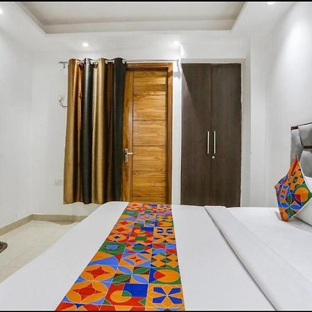 Hotel 24By7 New Delhi Exteriör bild