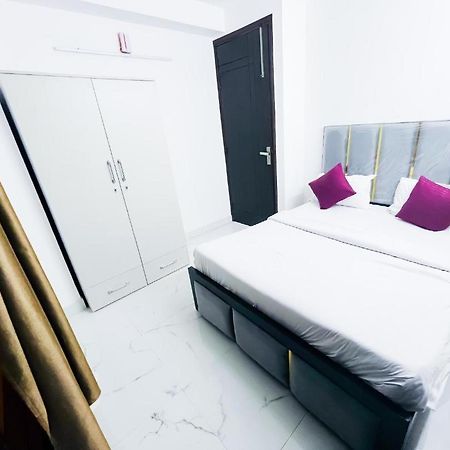Hotel 24By7 New Delhi Exteriör bild