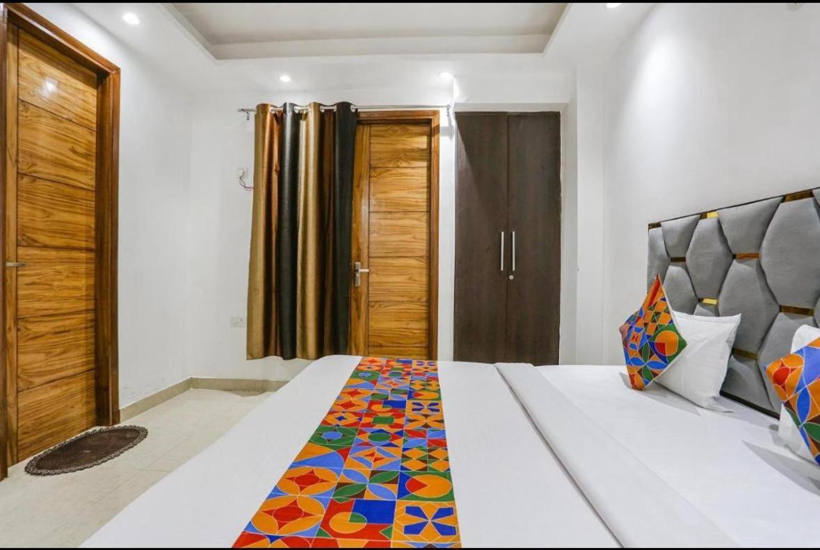 Hotel 24By7 New Delhi Exteriör bild