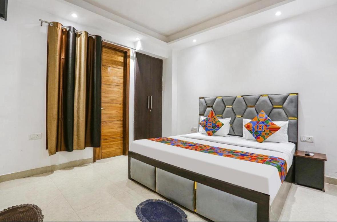 Hotel 24By7 New Delhi Exteriör bild