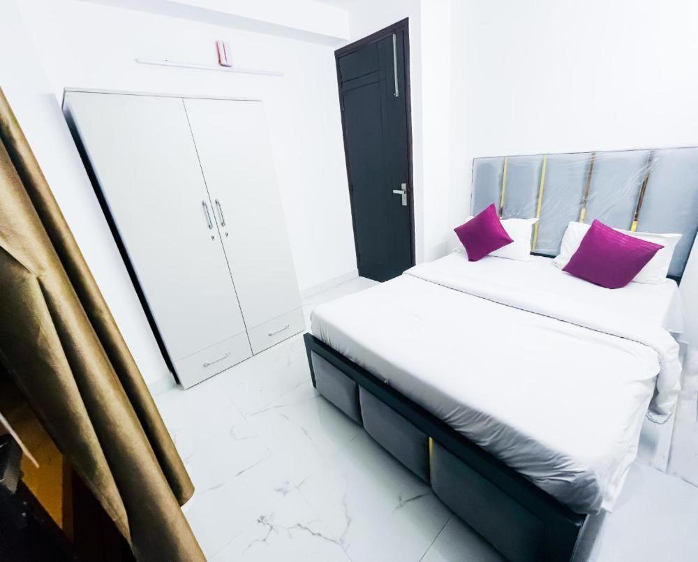 Hotel 24By7 New Delhi Exteriör bild