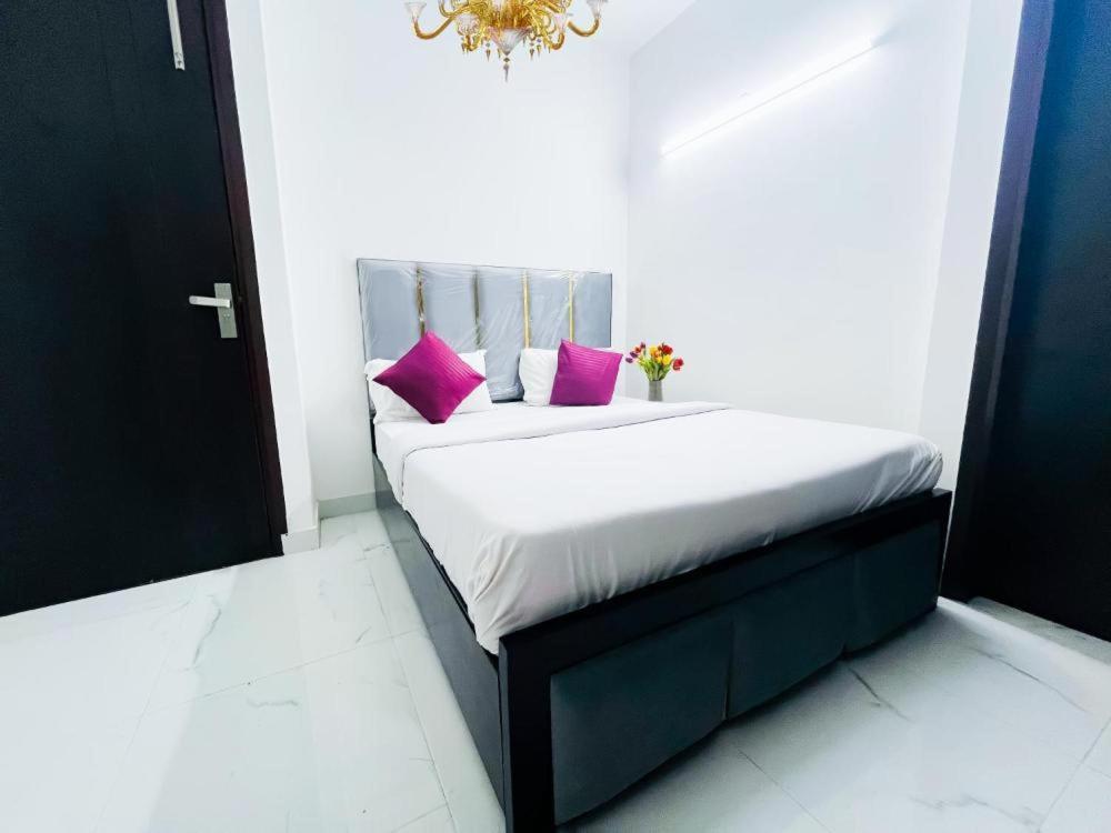 Hotel 24By7 New Delhi Exteriör bild