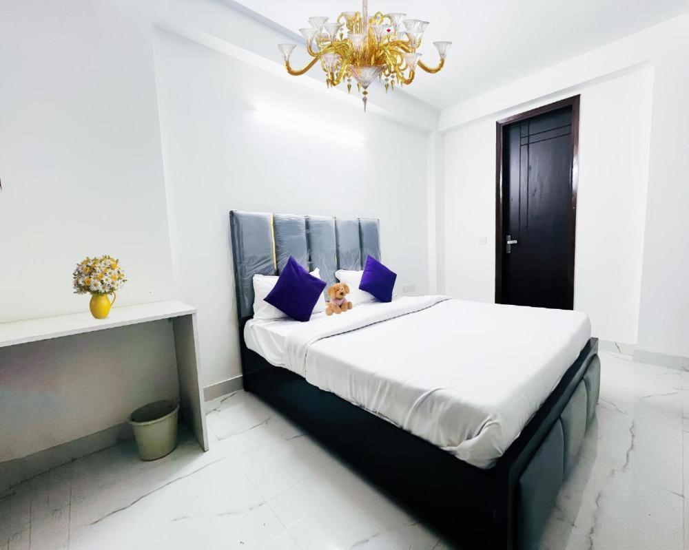 Hotel 24By7 New Delhi Exteriör bild