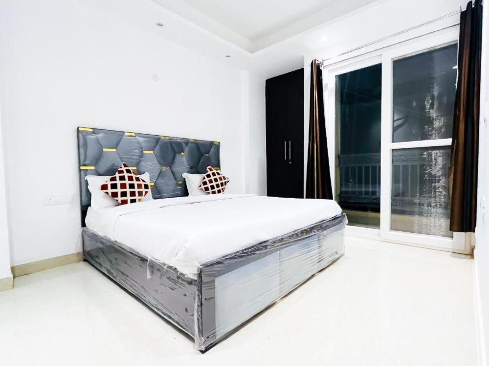 Hotel 24By7 New Delhi Exteriör bild
