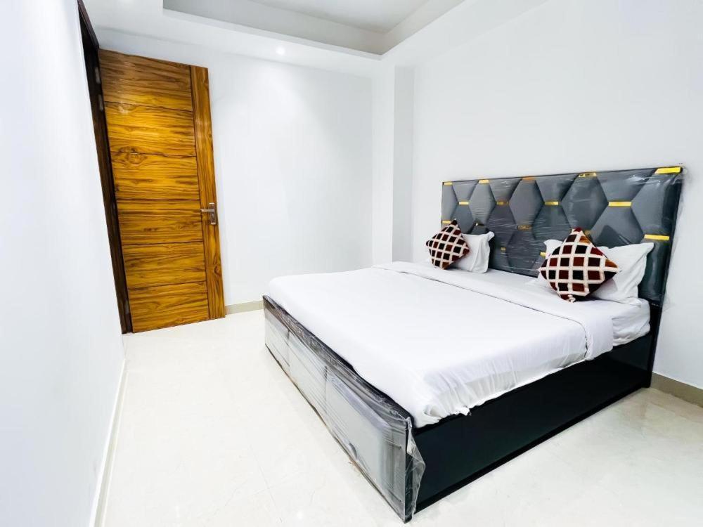 Hotel 24By7 New Delhi Exteriör bild